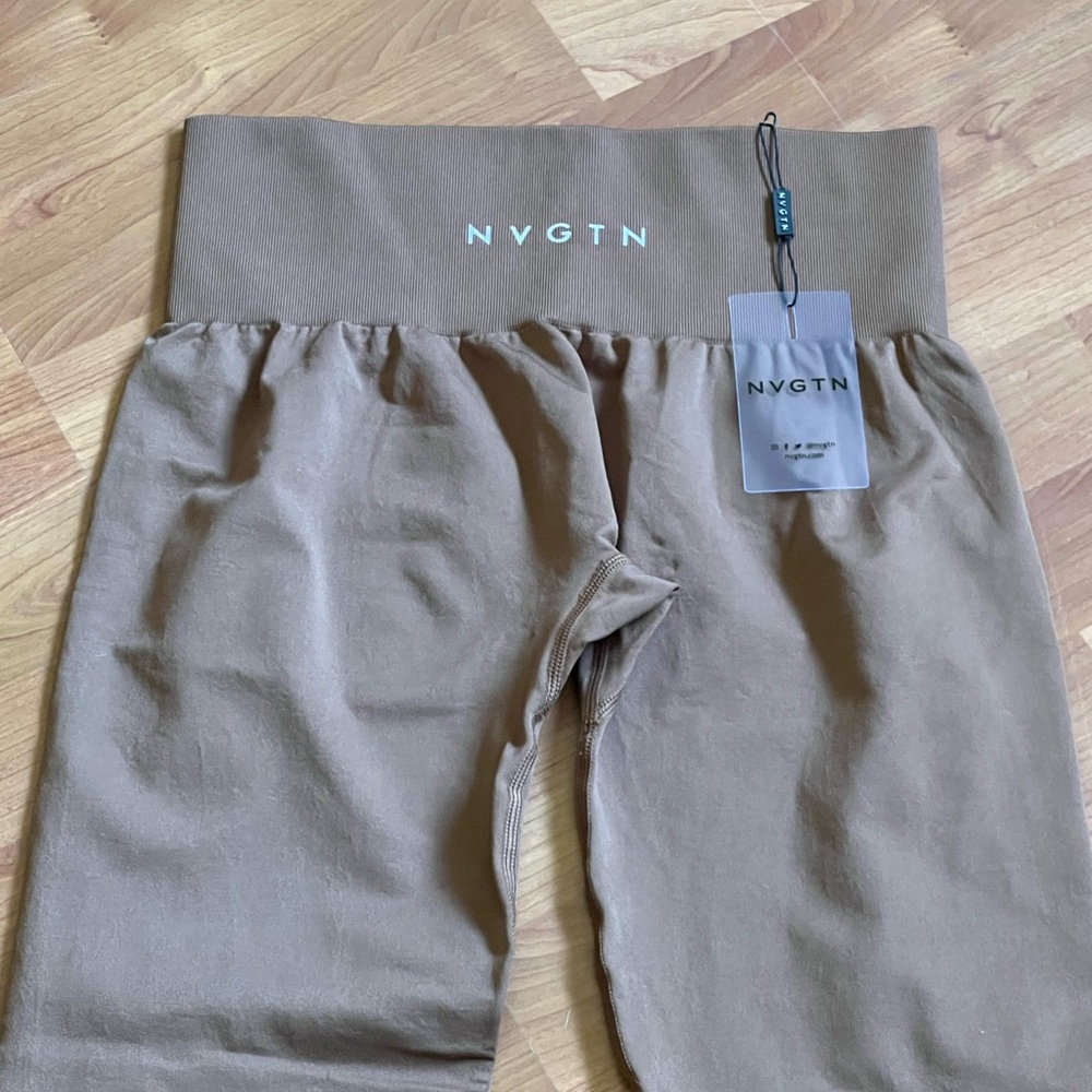 NEW WITH TAGS BROWN MEDIUM LEGGINGS.